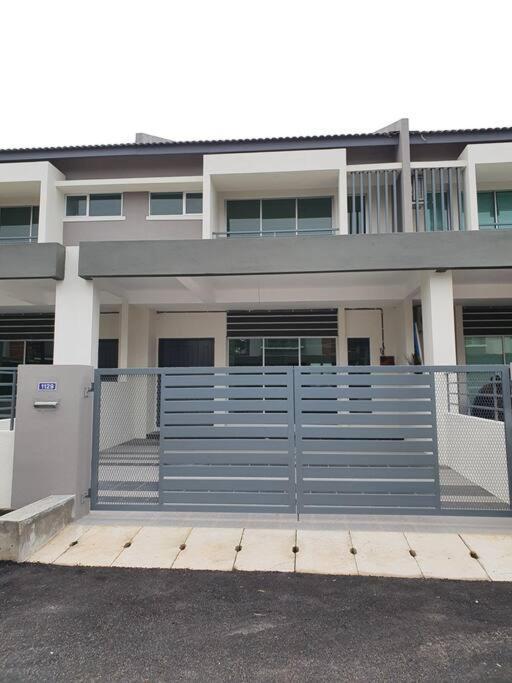 Yong Guesthouse كوالا لكانغسار المظهر الخارجي الصورة